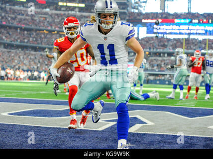 Novembre 05, 2017: Dallas Cowboys wide receiver Cole Beasley #11 Segna un touchdown nel primo trimestre durante un'NFL partita di calcio tra i Kansas City Chiefs e Dallas Cowboys di AT&T Stadium di Arlington, TX Albert Pena/CSM Foto Stock