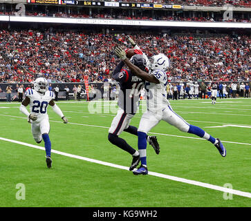 Houston, TX, Stati Uniti d'America. 5 Novembre, 2017. Houston Texans wide receiver DeAndre Hopkins (10) Si ritiene che le catture di passare su Indianapolis Colts cornerback Pierre Desir (35) nel quarto trimestre durante il gioco di NFL tra gli Indianapolis Colts e Houston Texans al NRG Stadium di Houston, TX. John Glaser/CSM/Alamy Live News Foto Stock