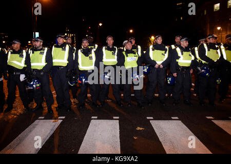 Londra, Regno Unito. 5 novembre 2017. Cordone di polizia sulla strada durante la "maschera illion marzo " dimostrazione come anonimo ha ispirato gli attivisti marzo attraverso il centro di Londra. Credito: ZEN - Zaneta Razaite / Alamy Live News Foto Stock