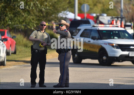 Texas, Stati Uniti d'America. 5 novembre, 2017. legge ufficiali enforncement rispondere alle riprese a molle di Sutherland (tx) prima chiesa battista. Ci sono stati 26 membri della Chiesa uccisi durante i servizi da parte di un aggressore di Lone. Credito: robin jerstad/zuma filo/alamy live news Foto Stock