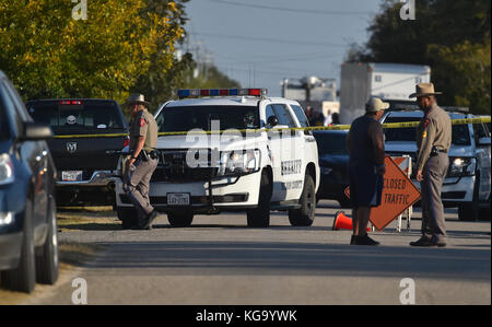 Texas, Stati Uniti. 5 novembre 2017. Gli ufficiali di polizia rispondono alla sparatoria alla Sutherland Springs (Tx) First Baptist Church. Ci furono 26 membri della chiesa uccisi durante le funzioni da un assalitore solitario. Crediti: Robin Jerstad/ZUMA Wire/Alamy Live News Foto Stock