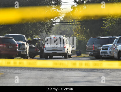 Texas, Stati Uniti. 5 novembre 2017. Gli ufficiali di polizia rispondono alla sparatoria alla Sutherland Springs (Tx) First Baptist Church. Ci furono 26 membri della chiesa uccisi durante le funzioni da un assalitore solitario. Crediti: Robin Jerstad/ZUMA Wire/Alamy Live News Foto Stock