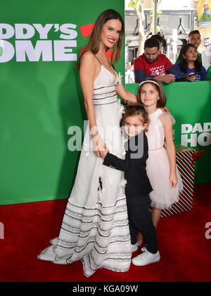 Los Angeles, Stati Uniti d'America. 05 nov, 2017. alessandra ambrosio, Noè ambrosia mazur e Anja ambrosio mazur assistere alla premiere di Paramount Pictures' 'daddy's home 2' al Regency village theatre il 5 novembre 2017 a Westwood, California. Credito: tsuni/USA/alamy live news Foto Stock