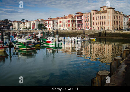 Porto di Donibane Lohizune, Saint-Jean-de-Luz in francese. Credit: Karal Pérez / Alamy Foto Stock