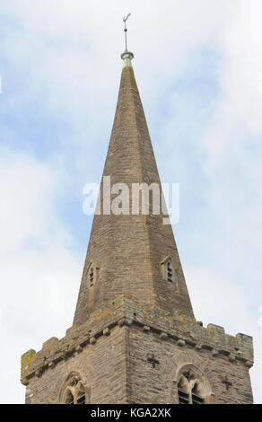 La torre e guglia di pietra della chiesa di San Edmondo Re e Martire. Kingsbridge Devon, Inghilterra, Regno Unito. Foto Stock