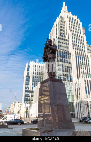 Mosca, Russia - 2 novembre. 2017. Monumento a M. Kalashnikov, progettista di AK-47 sulla corsia di Oryzheyny. Foto Stock