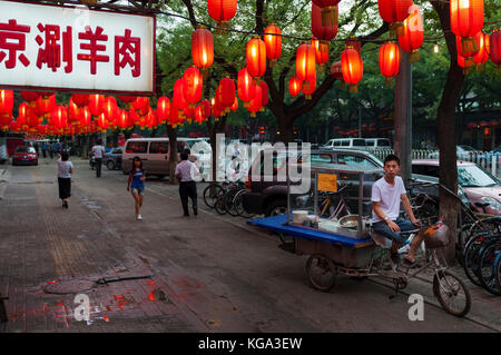 Pechino, Cina - 30 luglio 2012: Venditore ambulante in una strada della città di Pechino in Cina, Asia. Foto Stock