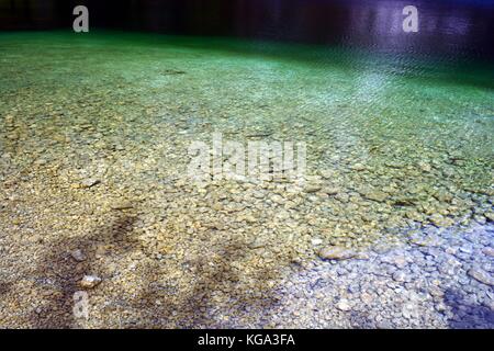 Invitanti acque di un verde chiaro sulle rive del lago di Bohinj, Slovenia Foto Stock