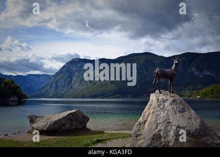 Zlatorog o Golden Horn statua a guardia della montagna creste sopra il lago di Bohinj, Slovenia Foto Stock