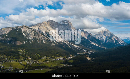 Vista di Cortina D'Ampezzo, Dolomiti, Italia, dal Lago Ajal. Foto Stock