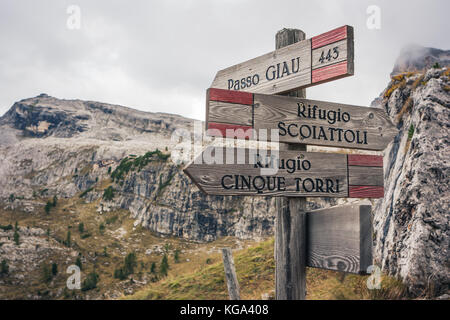 Sentiero segni a Cortina d'Ampezzo, Dolomiti, Italia Foto Stock