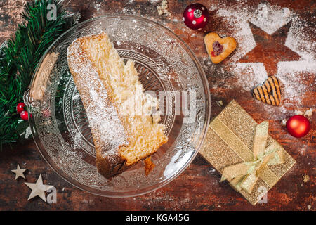 Italiano tradizionale di pandoro per festeggiare le vacanze di natale Foto Stock
