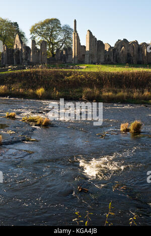 Vista autunnale di Finchale Priory, visto attraverso il fiume usura, Co. Durham, England, Regno Unito Foto Stock