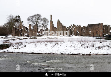 Vista invernale di Finchale Priory, visto attraverso il fiume usura, Co. Durham, England, Regno Unito Foto Stock