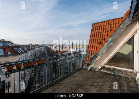 Balcone / Terrazza con vista sullo skyline e da appartamento attico nel vecchio edificio residenziale Foto Stock