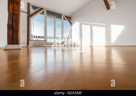 Stanza vuota con pavimento in legno e la terrazza finestra Foto Stock