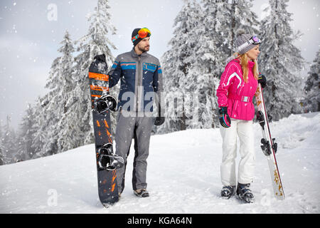 Giovani sciatori giovane sulla montagna innevata Foto Stock