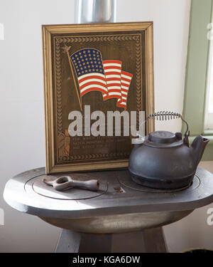 Stati Uniti bandiera e bollitore per il tè presso la Casa Hopper-Goetschius in Upper Saddle River Foto Stock