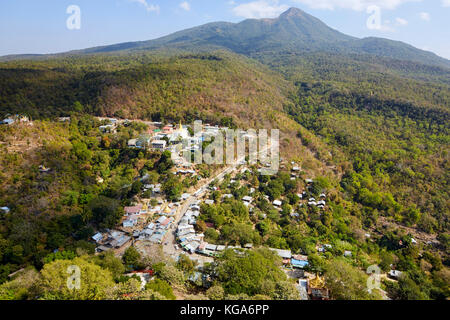 Vista del Monte Popa Parco Nazionale dal Monte Popa, Myanmar (Birmania), Sud-est asiatico Foto Stock