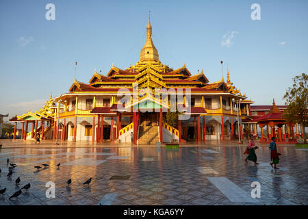 Tha Ley Phaung Daw Oo Pagoda, Lago Inle, Myanmar Foto Stock