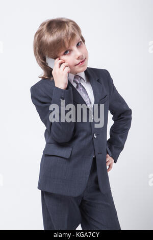 Ambizioso giovane figlio di successo in un business suit e tiranti a parlare Foto Stock