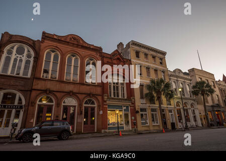 Tramonto su Broad Street a Charleston, Sc con una luna crescente. Foto Stock