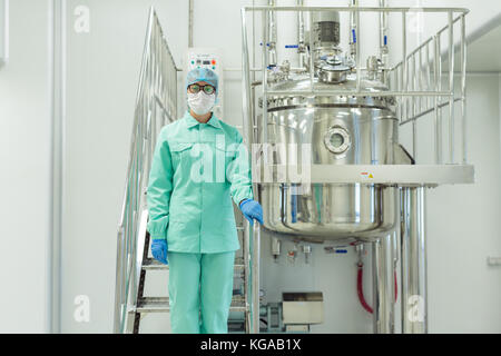 Operatore sulla sterile produzione pulita Foto Stock