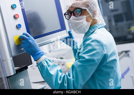 Per il tecnico di servizio visite le apparecchiature high-tech Foto Stock