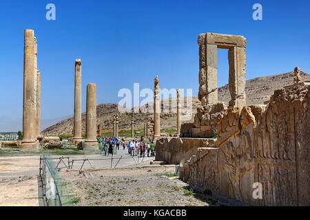 Far provincia, Shiraz, Iran - 20 aprile, 2017: i turisti a piedi intorno alle rovine della Persia antica città di Persepoli all'aria aperta. Foto Stock