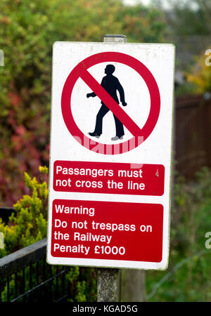 Errore di ortografia sul stazione ferroviaria segno, "passeggeri" invece di "passeggeri", Hopton Heath, Shropshire, Regno Unito Foto Stock