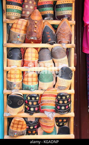 Marocchino tradizionale babushi - soft scarpe di cuoio, souk in Essaouira, Marocco, Africa del nord Foto Stock