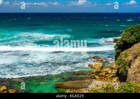 Sydney la famosa Bondi Beach nel Nuovo Galles del Sud, Australia su una splendida giornata estiva Foto Stock