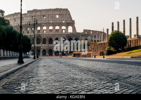 Alba al Colosseo senza gente intorno, Roma, Italia Foto Stock