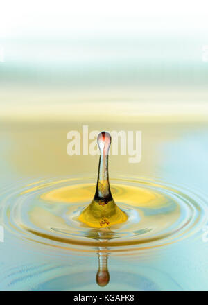 Acqua colorata drop splash Foto Stock