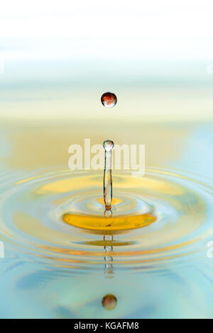 Acqua colorata drop splash Foto Stock