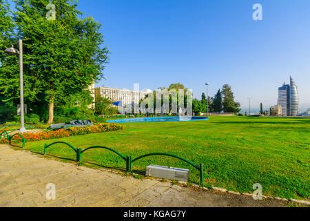 Haifa, Israele - 27 ottobre 2017: vista di hazikaron (memorial) giardino, con visitatori, a Haifa, Israele Foto Stock