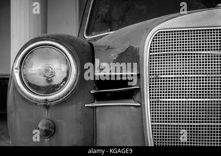 Il lato anteriore di una vecchia auto. dando risalto alle parti metalliche.Non importa l'età,il lusso e lo sfarzo dominano ancora. Foto Stock