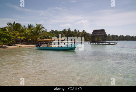 Acque tropicali con la barca e il dock Foto Stock