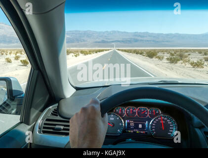 Death Valley Scenic Byway. Viaggio su strada guidando il punto di vista con il cruscotto e il regolatore di velocità a 65 km/h. 65 km/h il limite massimo di velocità sul cruscotto digitale. Foto Stock