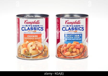 2 lattine di Campbell's Kitchen Classics zuppa, 1 pollo Noodle e 1 Prosciutto e fagiolo Foto Stock