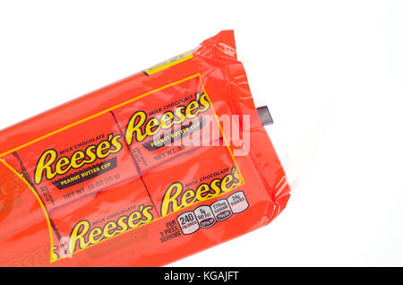 Reese's ricoperta di cioccolato Burro di arachidi tazze candy confezione da Hershey's Foto Stock