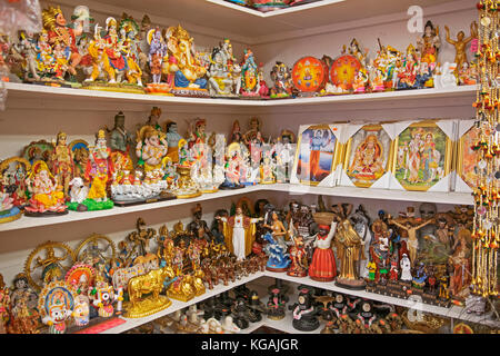 Statue religiose e foto per la vendita Shakti Saree & spirituale sul Liberty Avenue in Richmond Hill, Queens, a New York Foto Stock