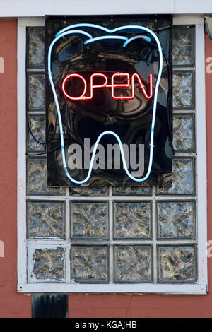 Sulla vecchia insegna al neon con un dente al di fuori di un studio dentistico in Richmond Hill, Queens, a New York City. Foto Stock