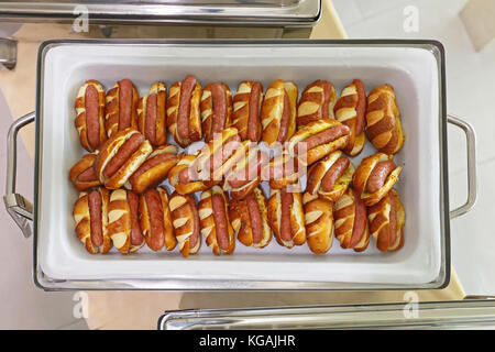 Grande mazzo di hot dogs in focacce bavarese Foto Stock