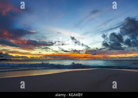 Bella incandescente romantico tramonto sulla spiaggia paradiso ad anse georgette, Praslin, Seicelle Foto Stock