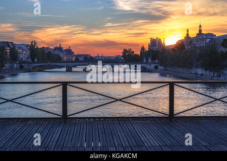 Drammatico tramonto sul fiume Senna a Parigi, Francia, visto dal Pont des Arts. colorato sfondo di viaggio. Foto Stock