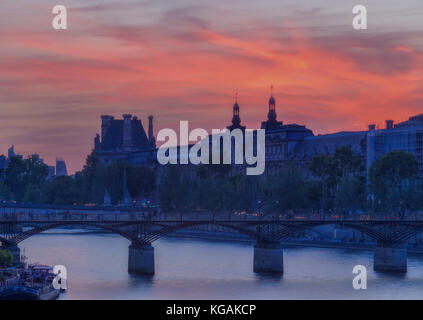 Drammatico tramonto sul fiume Senna a Parigi, Francia, a Pont des Arts. colorato sfondo di viaggio. Foto Stock