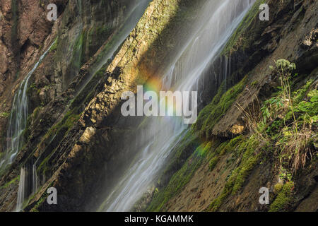 Un arcobaleno incandescente nella wimbachklamm nel wimbachklamm vicino a Ramsau Foto Stock