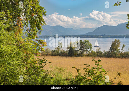 Vista delle Alpi dalla herreninsel in il chiemsee Foto Stock