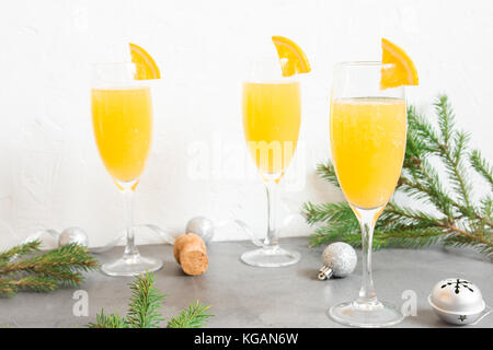 Mimosa drink di festa per il natale - champagne cocktail mimosa con succo di arancia per la festa di natale, spazio di copia Foto Stock
